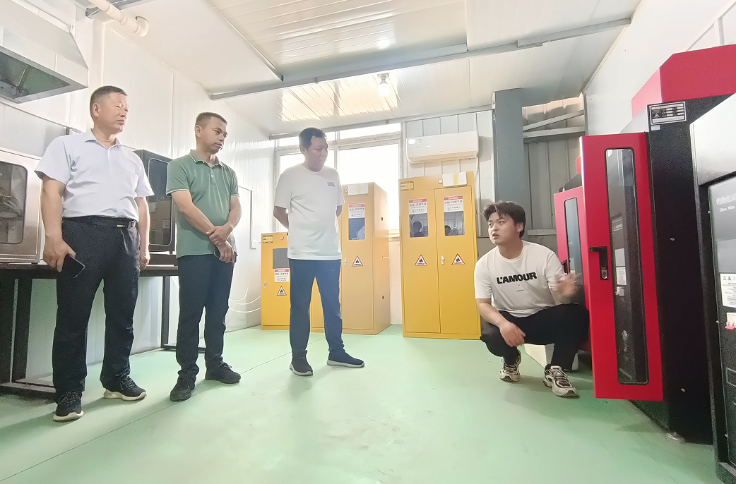 走进企业实地调研